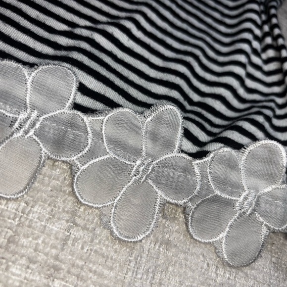 About A Girl Los Angeles Black White Stripe Floral Lave Hem Top XS Made in USA - Picture 5 of 7